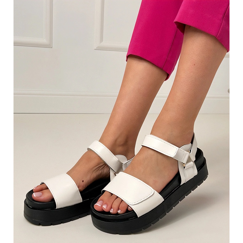 Weiße Sandalen aus Eco -Leder auf der Plattform 2
