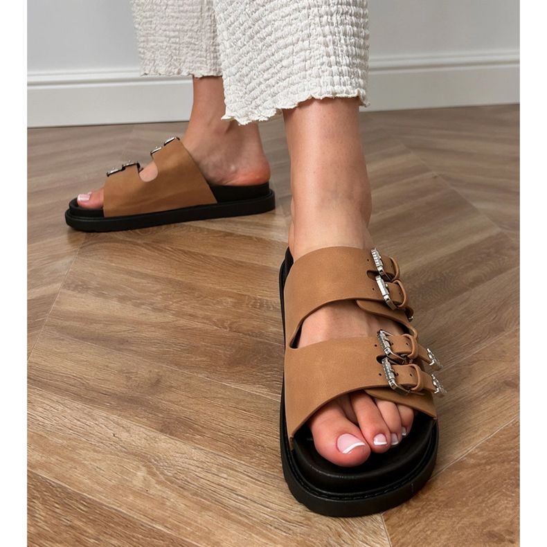 Braune Frauen -Hausschuhe mit dekorativen Schnallen beige 1