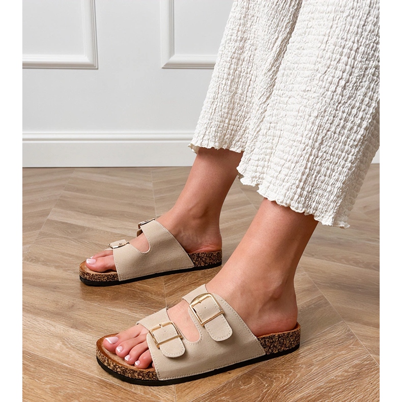 Beige klatschen mit Klemmen auf einer Korkensohle 1