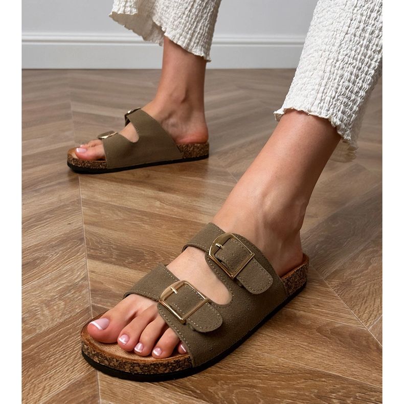 Grüne Flip Flops mit Klemmen auf einer Korkensohle 2