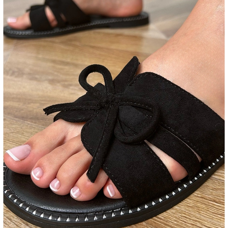 Schwarze Flip -Flops mit Bogen und Dekoration an den Rändern 1