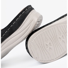 Seastar Schwarze Frauenruhen mit einer dekorativen Blume 1