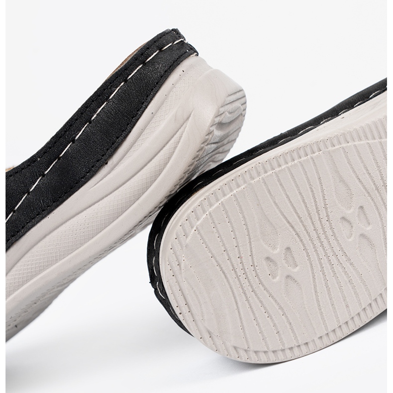 Seastar Schwarze Frauenruhen mit einer dekorativen Blume 1