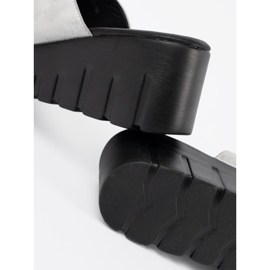 Goodin Silberflip flops auf einer schwarzen Plattform 1