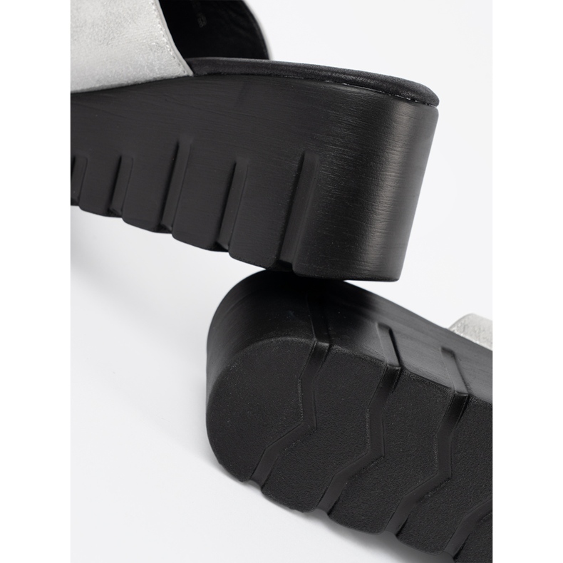 Goodin Silberflip flops auf einer schwarzen Plattform 1