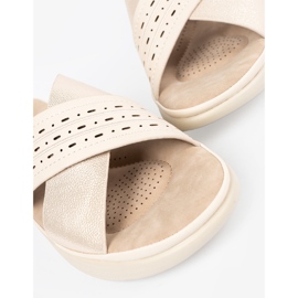 Leicht Beige Flip Flops auf der Plattform 1