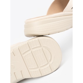 Leicht Beige Flip Flops auf der Plattform 2