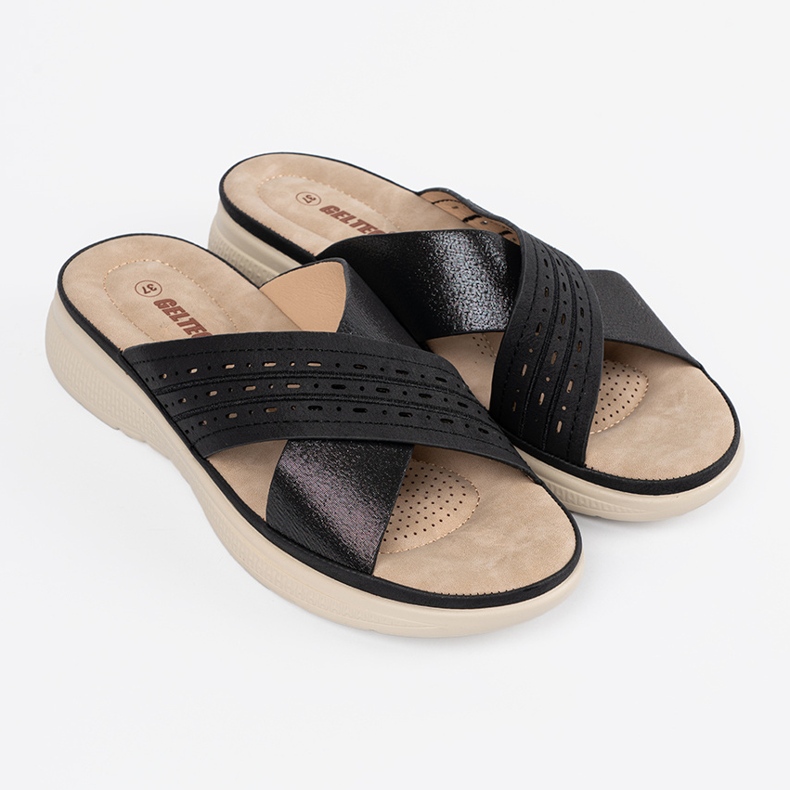 Schwarze Hausschuhe auf der Plattform 1