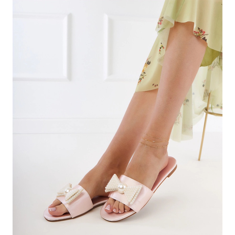 Seastar Beige Satin Flip Flops mit einem Bug in Perlen 1