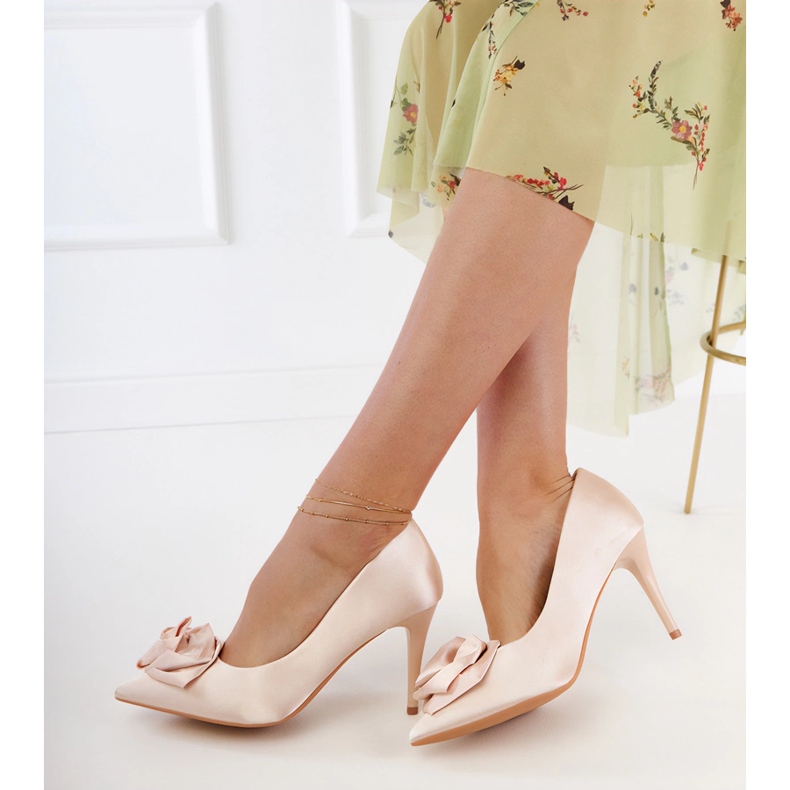 Beige Satinpumpe mit einer Blume 1