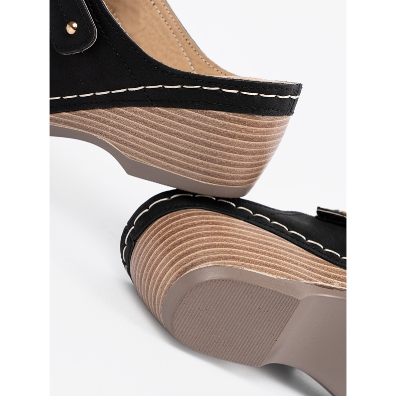 Schwarze Keilpantoffeln 1