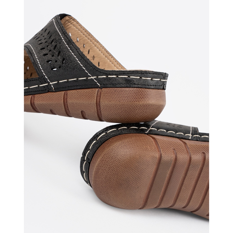 Schwarze Keilpantoffeln 1