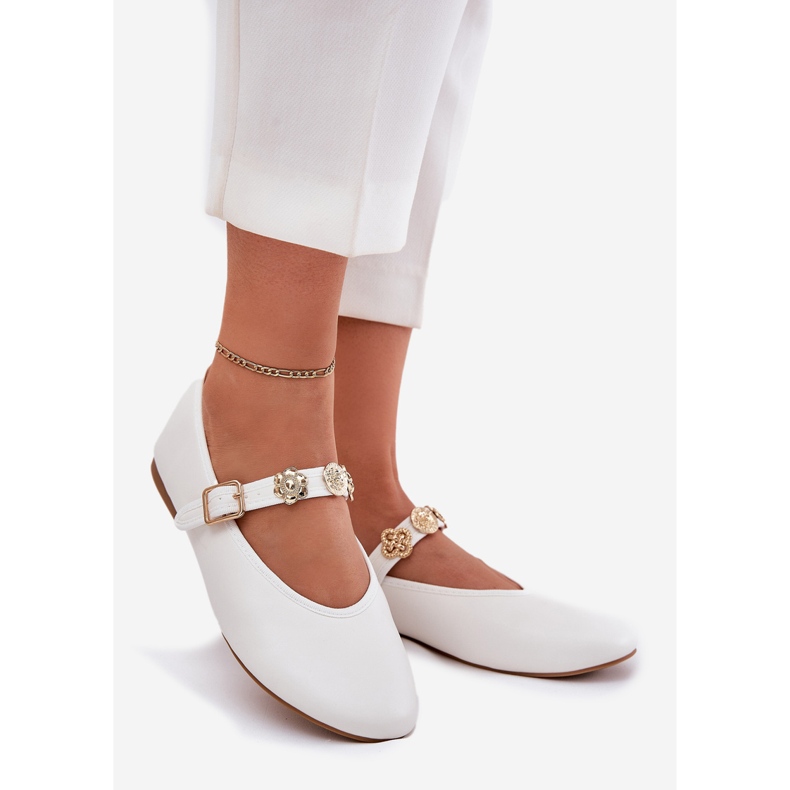 Frauen Ballerinas mit einem Gürtel und goldenen Stiften weiß 1