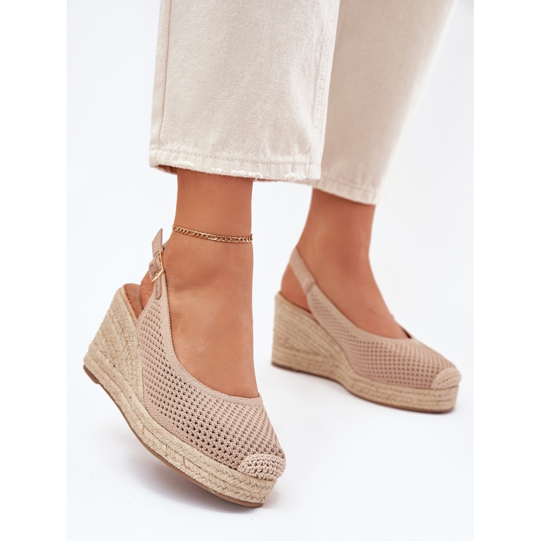 Frauensandalen für Keil mit einem dunklen Lagergeflecht beige 2