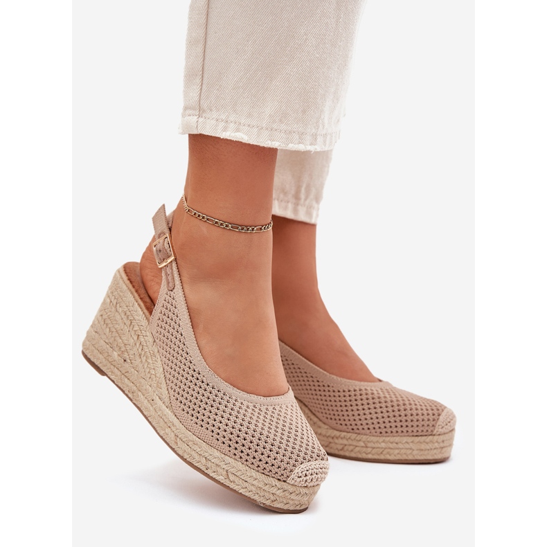 Frauensandalen für Keil mit einem dunklen Lagergeflecht beige 1