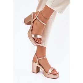 Öko -Ledersandalen auf dem rosa Goldpfosten golden 3