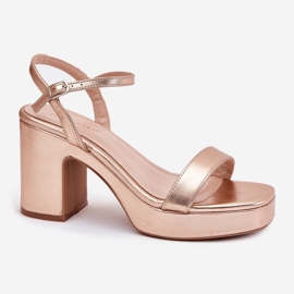 Öko -Ledersandalen auf dem rosa Goldpfosten golden 7