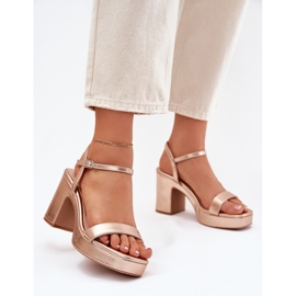 Öko -Ledersandalen auf dem rosa Goldpfosten golden 2