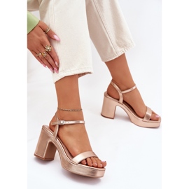 Öko -Ledersandalen auf dem rosa Goldpfosten golden 6