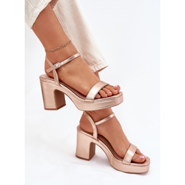 Öko -Ledersandalen auf dem rosa Goldpfosten golden 5