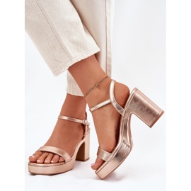 Öko -Ledersandalen auf dem rosa Goldpfosten golden 4