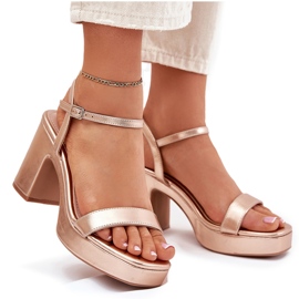 Öko -Ledersandalen auf dem rosa Goldpfosten golden 8