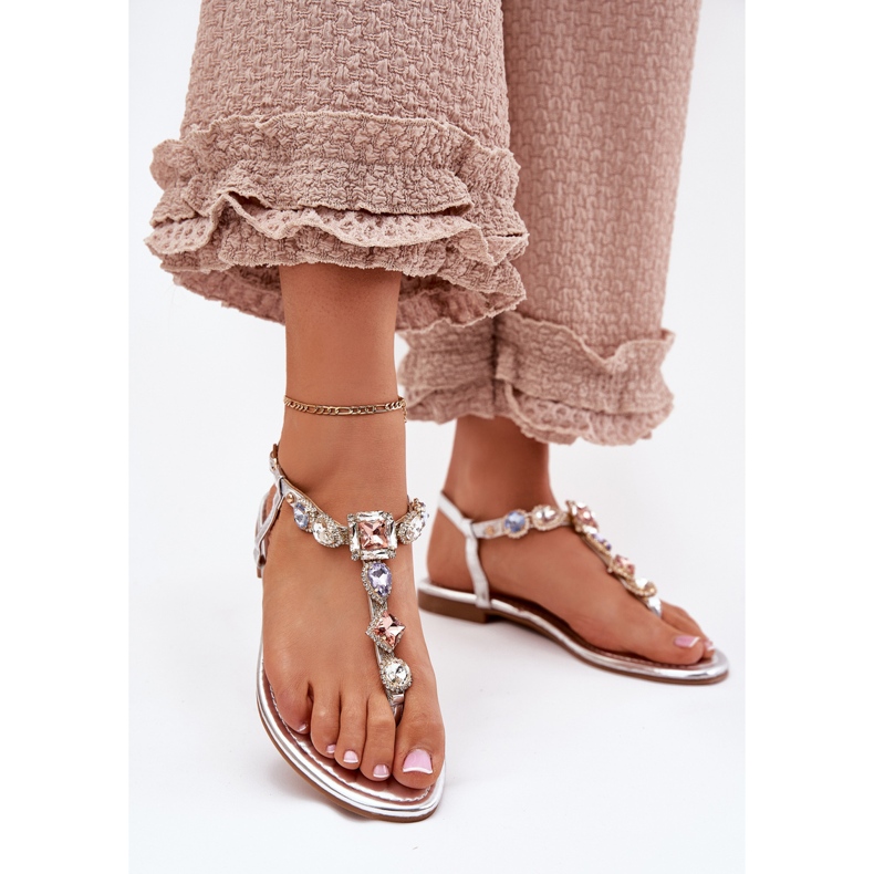 Flach -geköpfte Frauensandalen mit silbernen Kristallen silber- 2