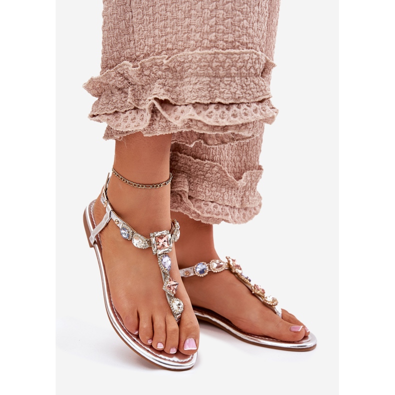 Flach -geköpfte Frauensandalen mit silbernen Kristallen silber- 1