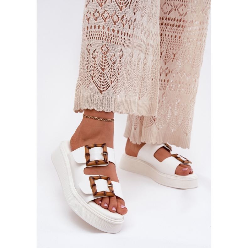 Öko -Leder -Frauen -Pantoffeln auf der Plattform mit weißen Schnallen 2