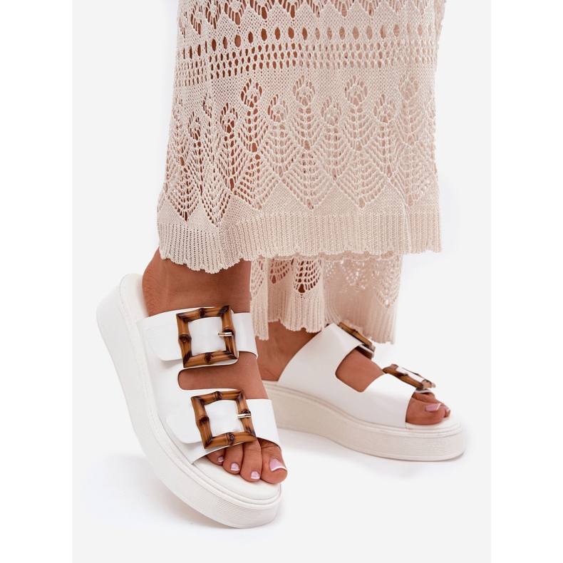 Öko -Leder -Frauen -Pantoffeln auf der Plattform mit weißen Schnallen 1