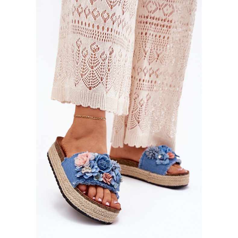 Damenflip flops auf der Plattform mit Geflecht und blauen Blumen 2