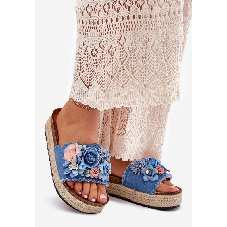 Damenflip flops auf der Plattform mit Geflecht und blauen Blumen 1
