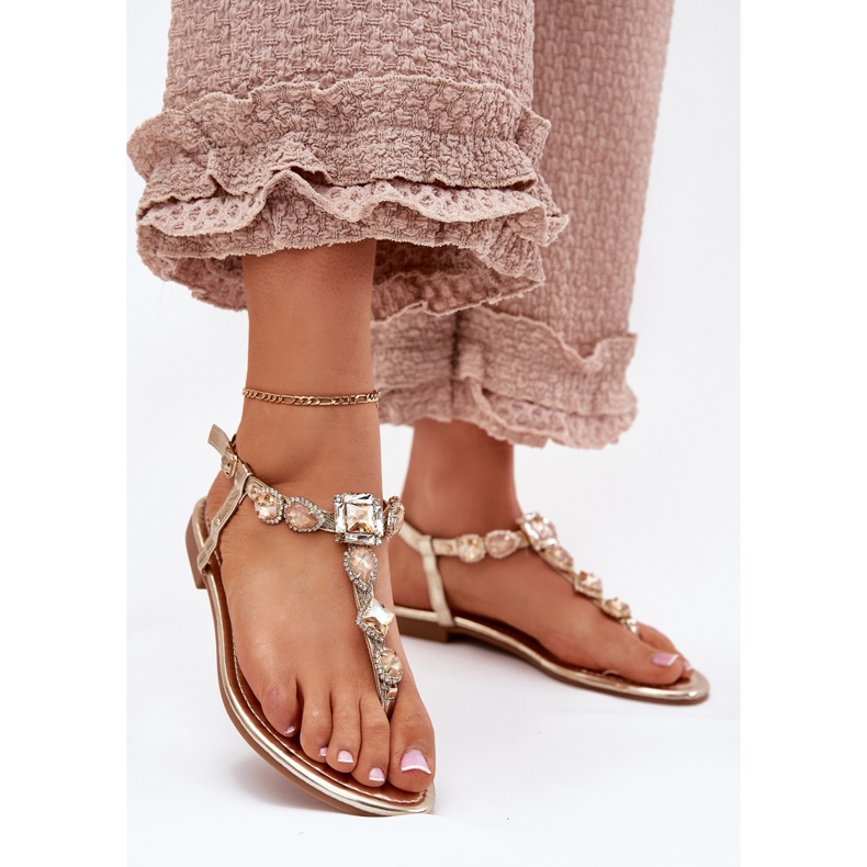 Flach -geköpfte Frauensandalen mit goldenen Kristallen 2