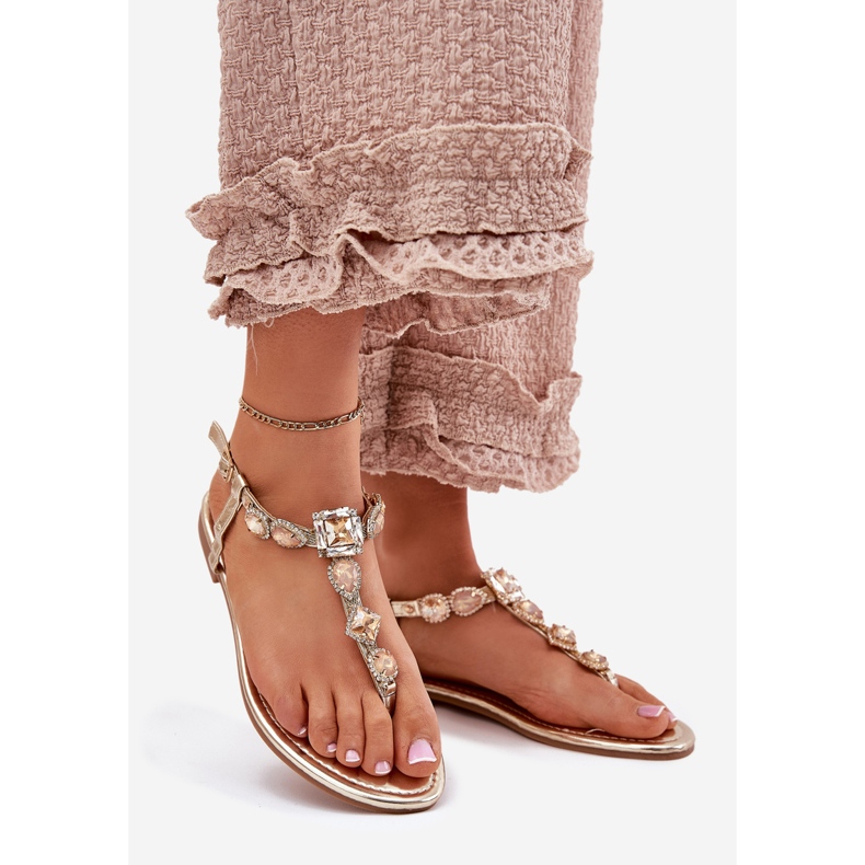 Flach -geköpfte Frauensandalen mit goldenen Kristallen 1