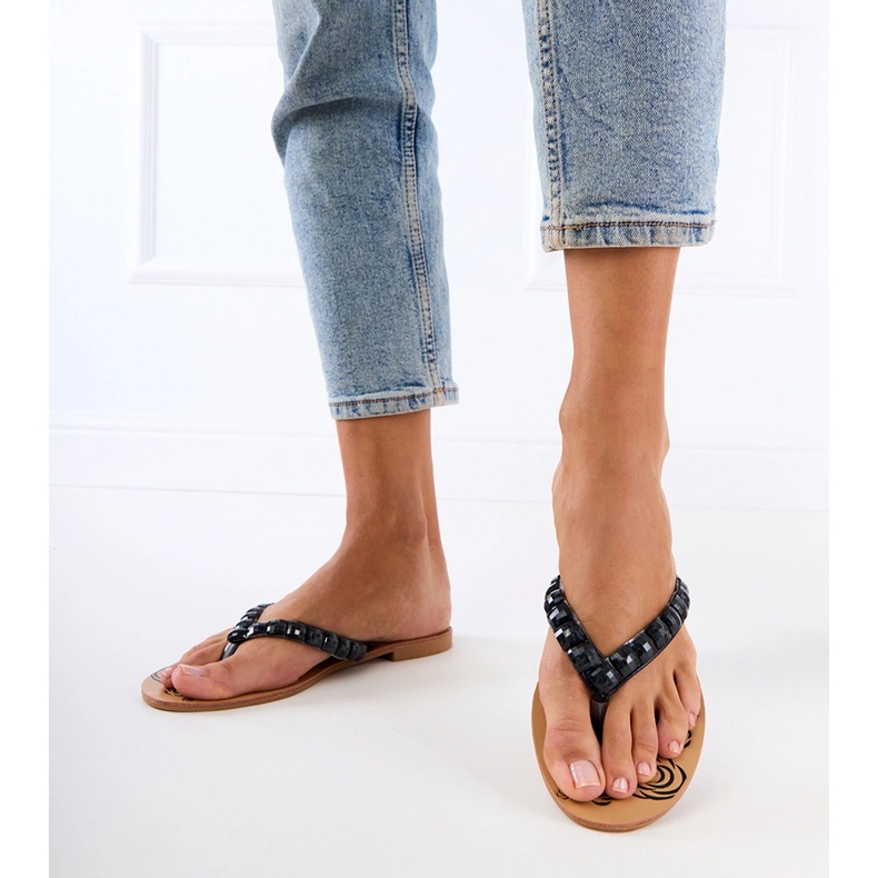 Schwarze Flip -Flops Flip -Flops mit Kieselsteinen dekoriert 1