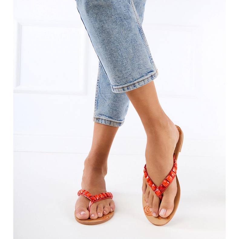 Orange Flip -flops Flip -Flops mit Kieselsteinen dekoriert 1