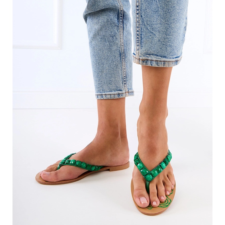 Grüne Flip Flops mit Kieselsteinen dekoriert 1