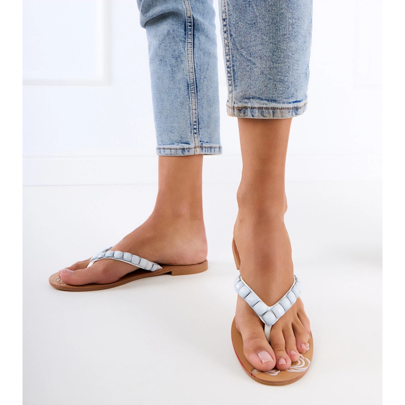 Weiße Flip -Flops mit Kieselsteinen dekoriert 1