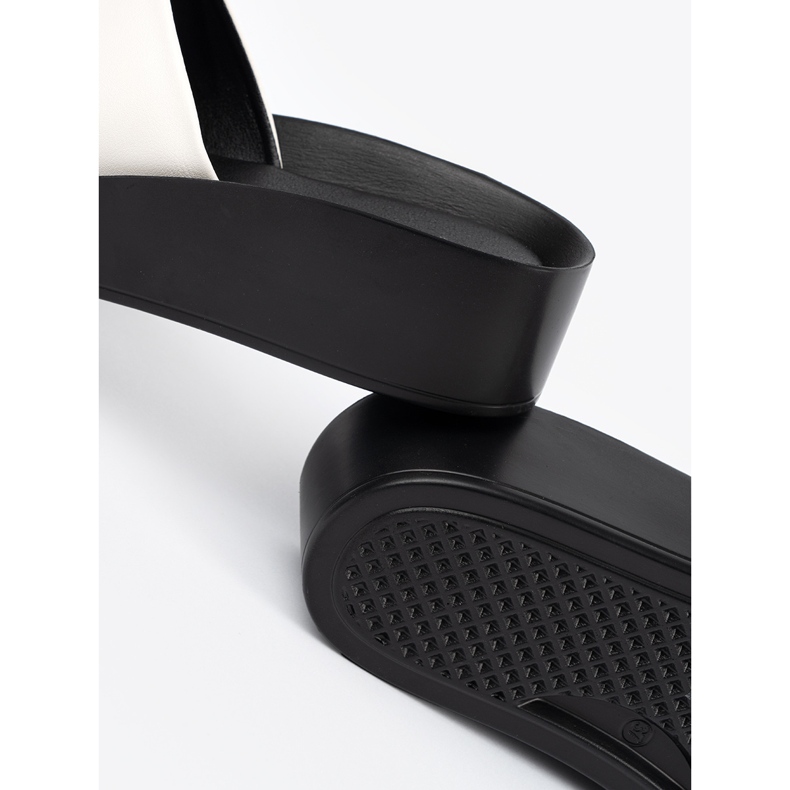 Goodin Schwarz -Weiß -Flip -Flops auf einem niedrigen Keil 1