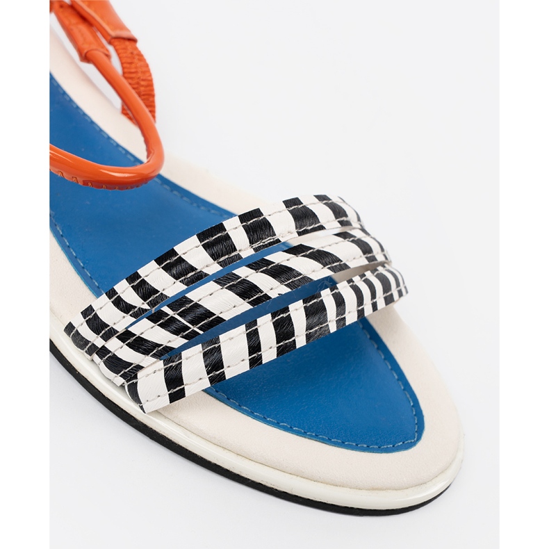 Mehrfarbige Sandalen auf einer flachen Sohle 1