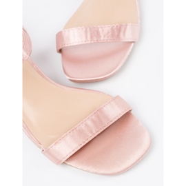 Hellrosa Sandalen auf dem Pfosten 1