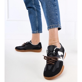 Schwarze Turnschuhe mit farbenfrohen Schnürsenkel 6