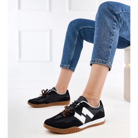 Schwarze Turnschuhe mit farbenfrohen Schnürsenkel 4