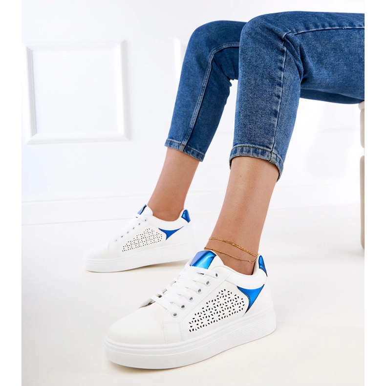 Weiße Turnschuhe mit blauen Einsätzen auf der Plattform 2