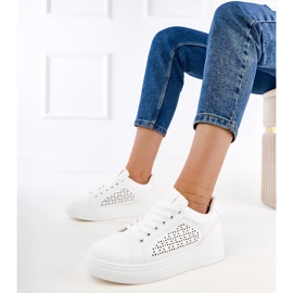 Weiße Turnschuhe auf der Plattform 1