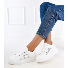 Weiße Turnschuhe auf der Plattform 2