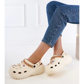 Beige Flip -Flops mit Dekorationen gebaut 2