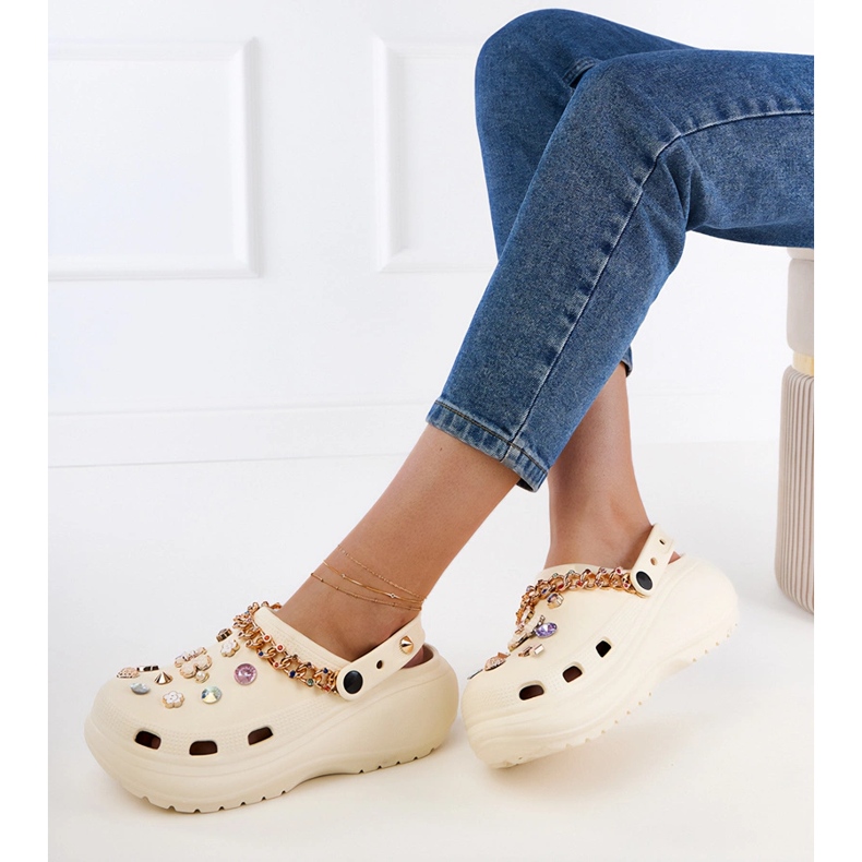 Beige Flip -Flops mit Dekorationen gebaut 2