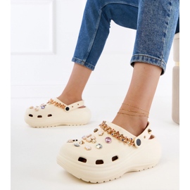 Beige Flip -Flops mit Dekorationen gebaut 1