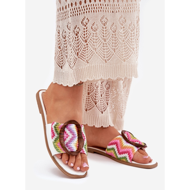 Flat -Frauen -Flip -Flops mit einer dekorativen weißen Schnalle 1